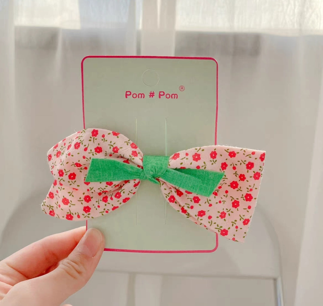 Pom pom ribbon hairpin