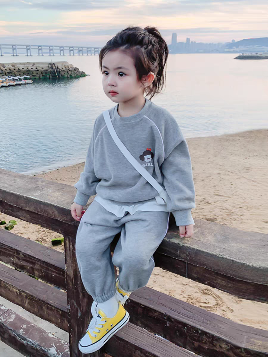 Kids' cozy 2-piece sweatshirt and pants